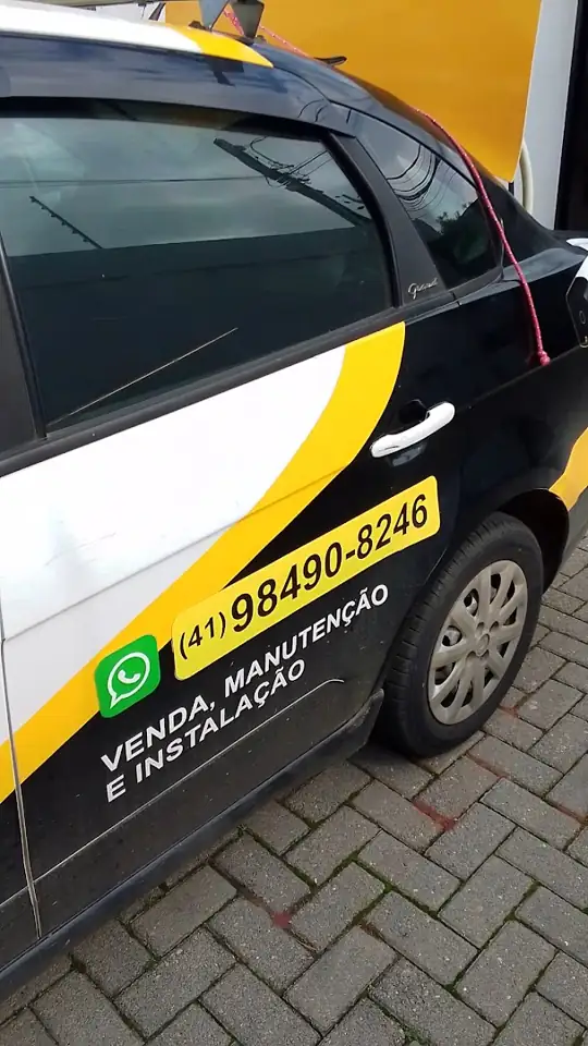 Carro da GMTEL com o telefone de contato pintado na porta