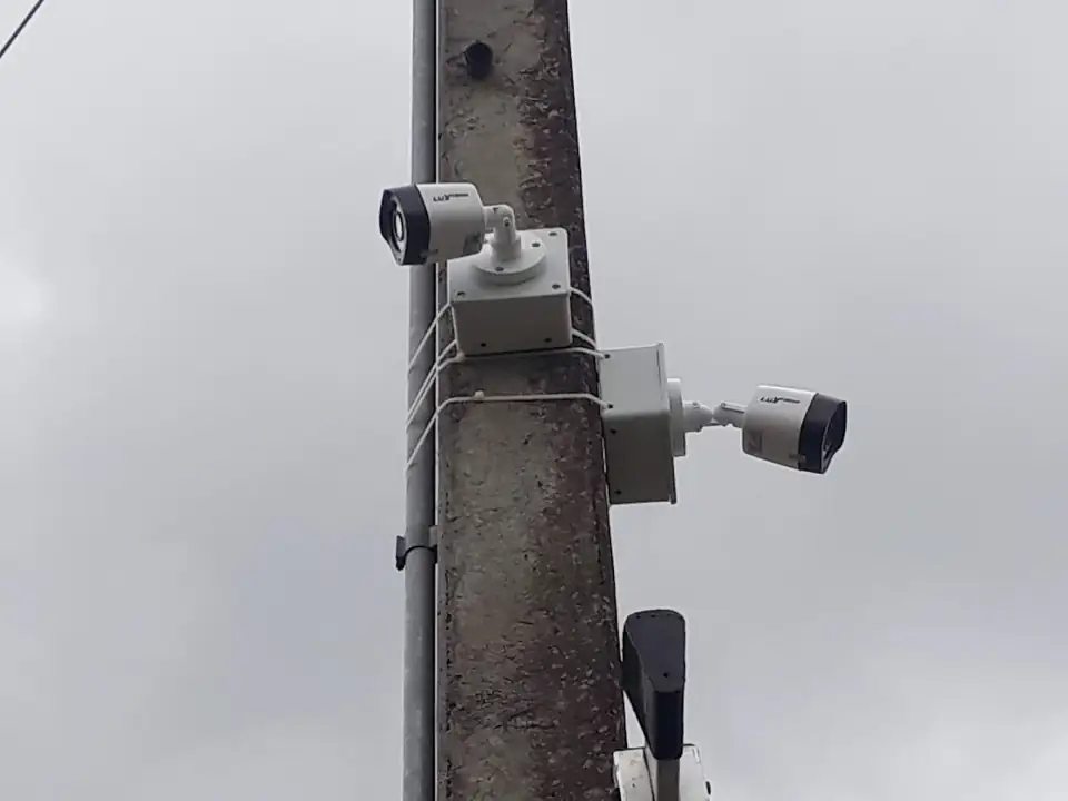 Duas câmeras instaladas em poste de concreto