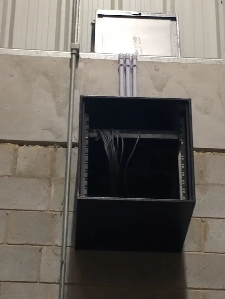 Caixa de equipamentos com cabeamento organizado