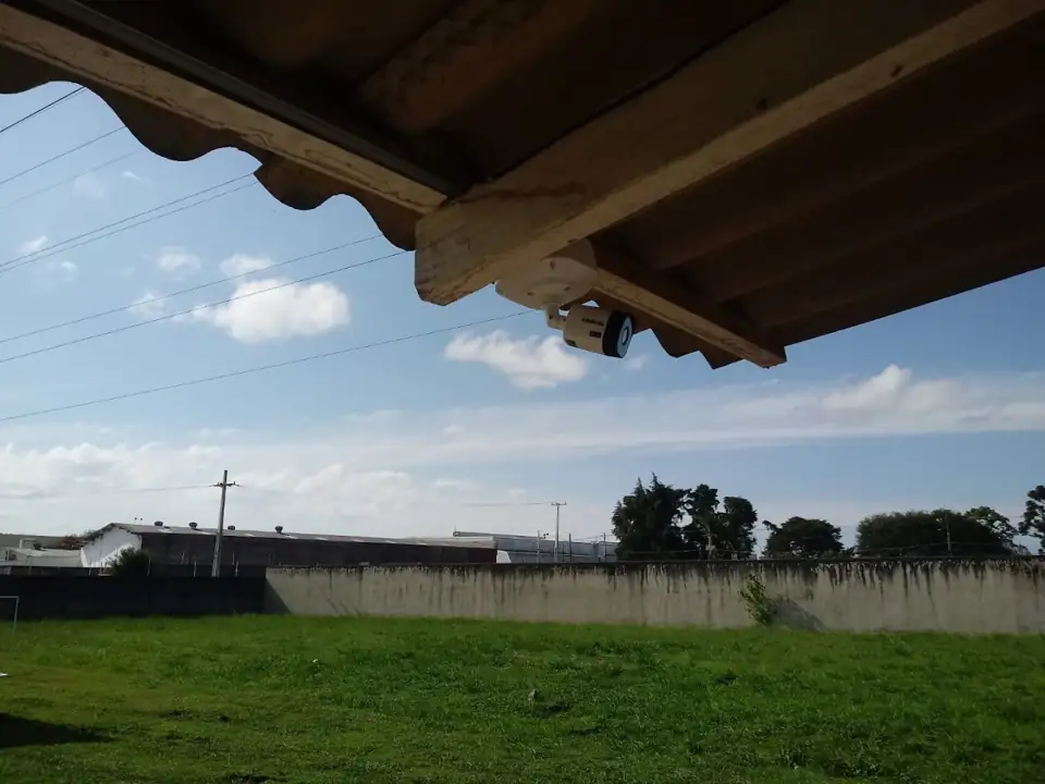 Câmera instalada no beiral cobrindo um terreno amplo