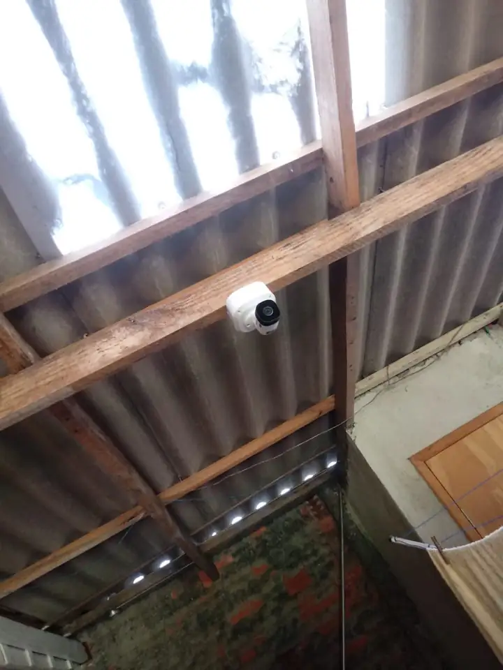 Câmera dome instalada sob telhado