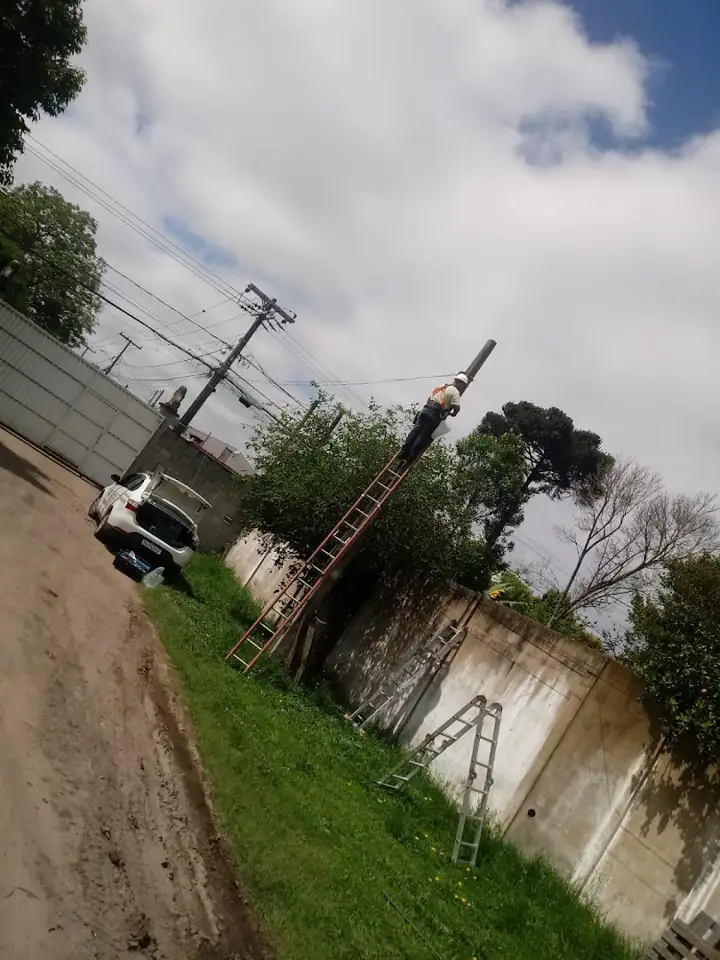 Poste com câmeras na divisa de um terreno
