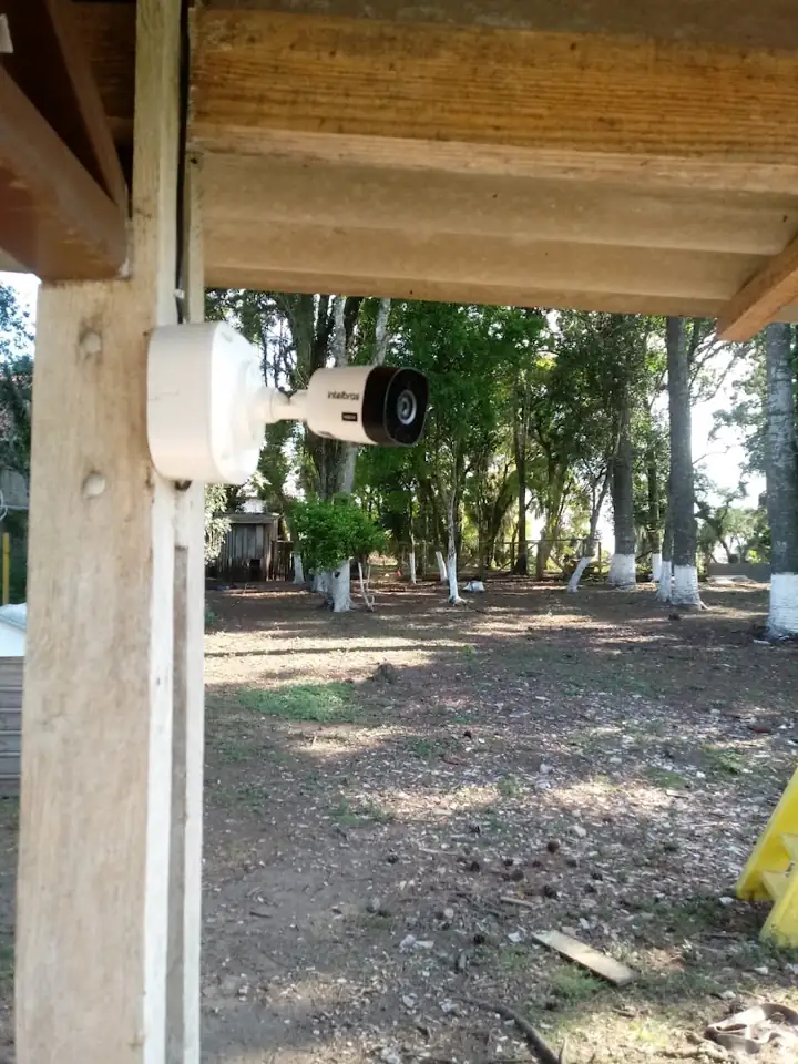 Câmera instalada em pilar de madeira na área externa