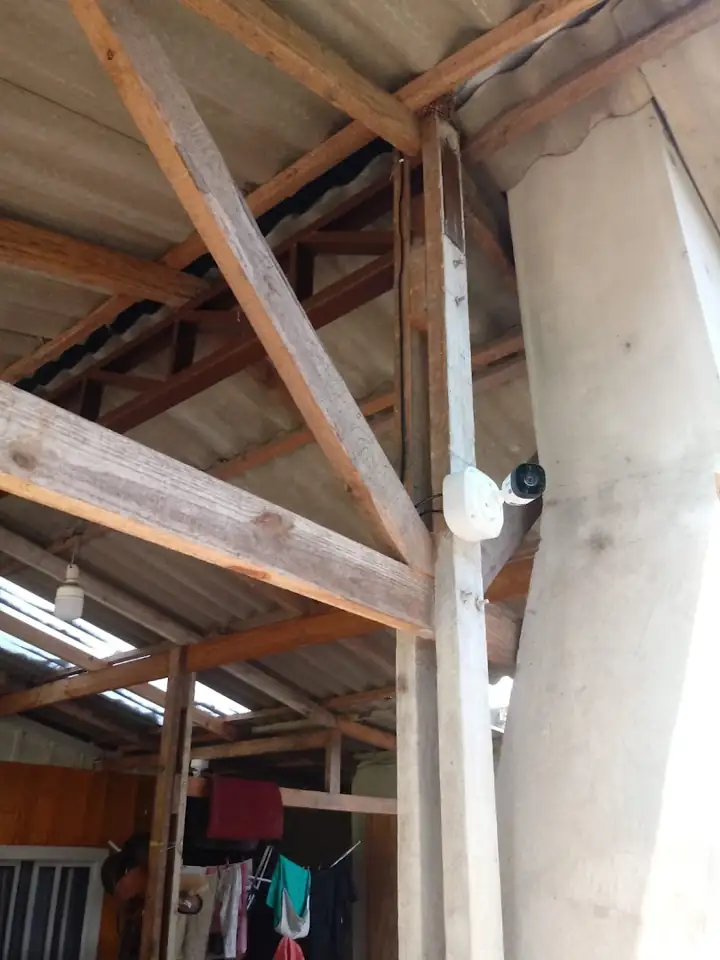 Câmera instalada em estrutura de madeira coberta